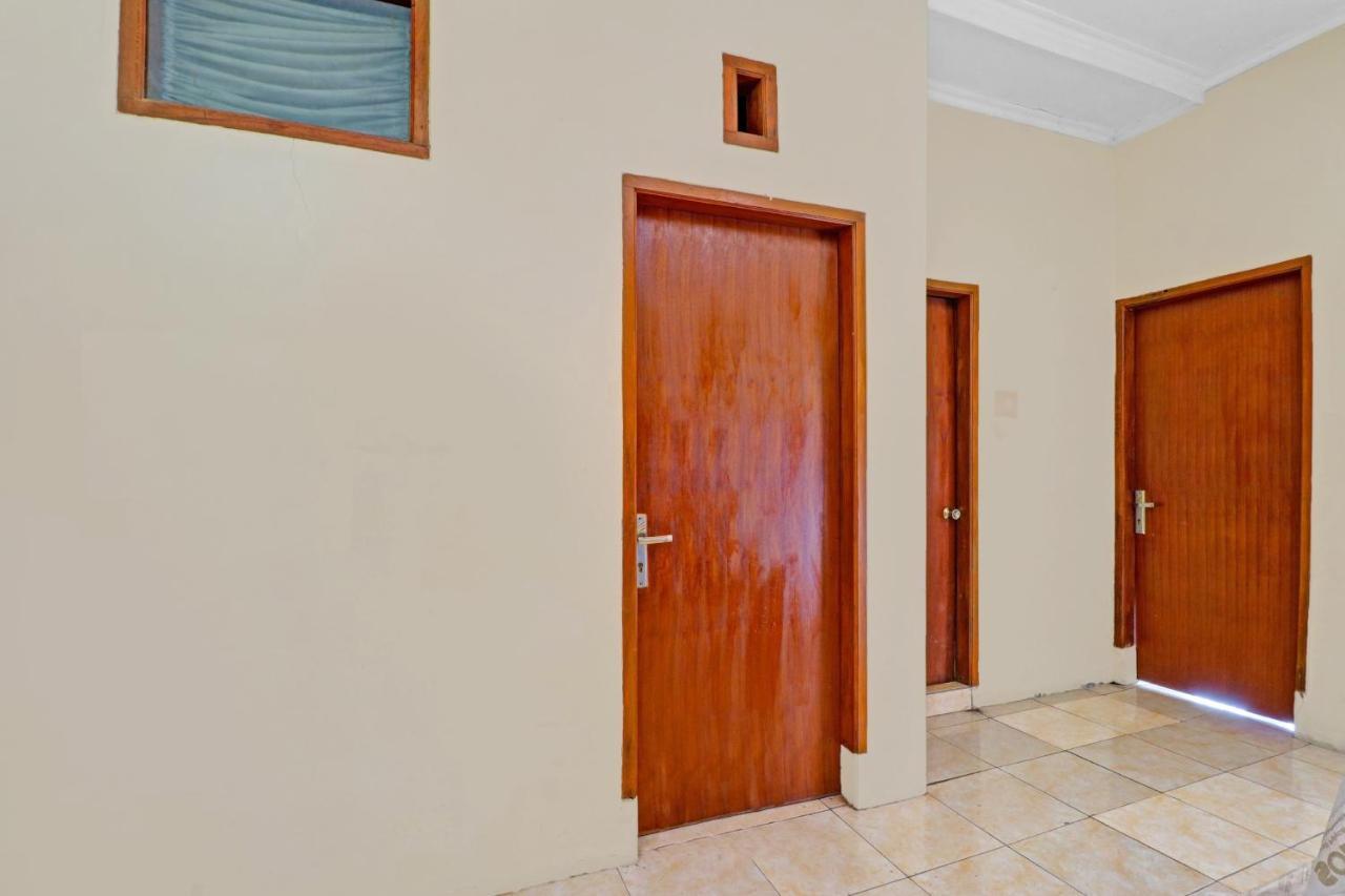 Oyo 90815 Putri Sariwangi Syariah 2* Bandung
