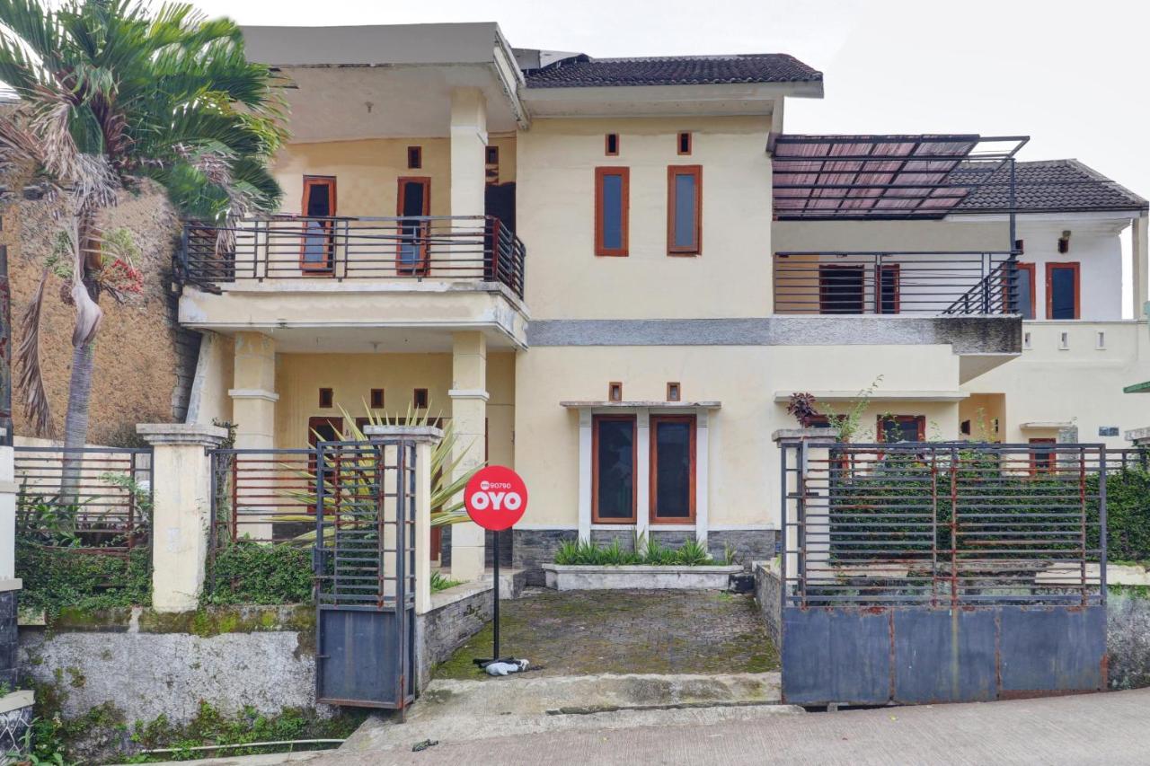 Oyo 90815 Putri Sariwangi Syariah Hotel